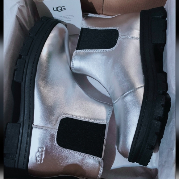 UGG Metallic Silver Chelsea Boots - Picture 7 of 9